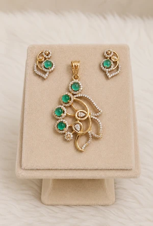 Exquisite Gold Halo Set Main View