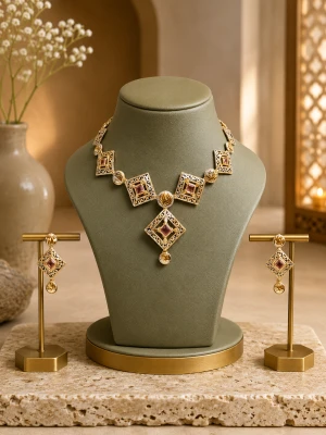 Exquisite Gold Collar Set Main View