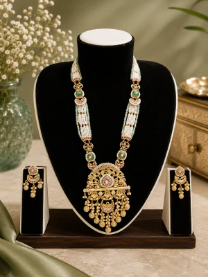 Divine Gold Antique Pendant Set Main View